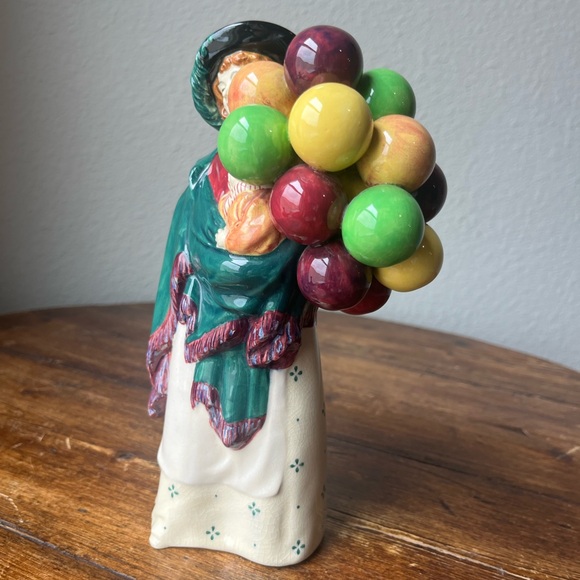Royal Doulton HN583 “The Balloon Seller” Figurine - Picture 9 of 11
